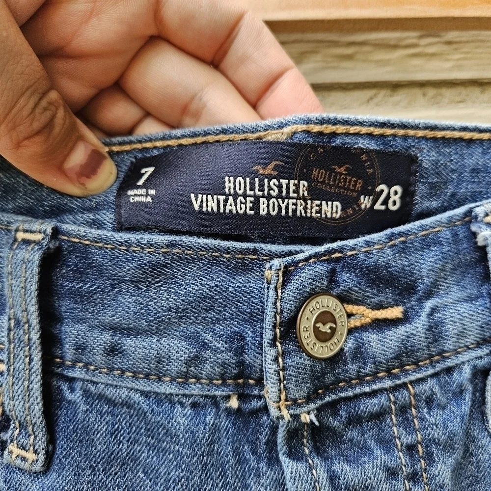Hollister Vintage Boyfriend medium wash distressed jeans size 7/28 26 in inseam